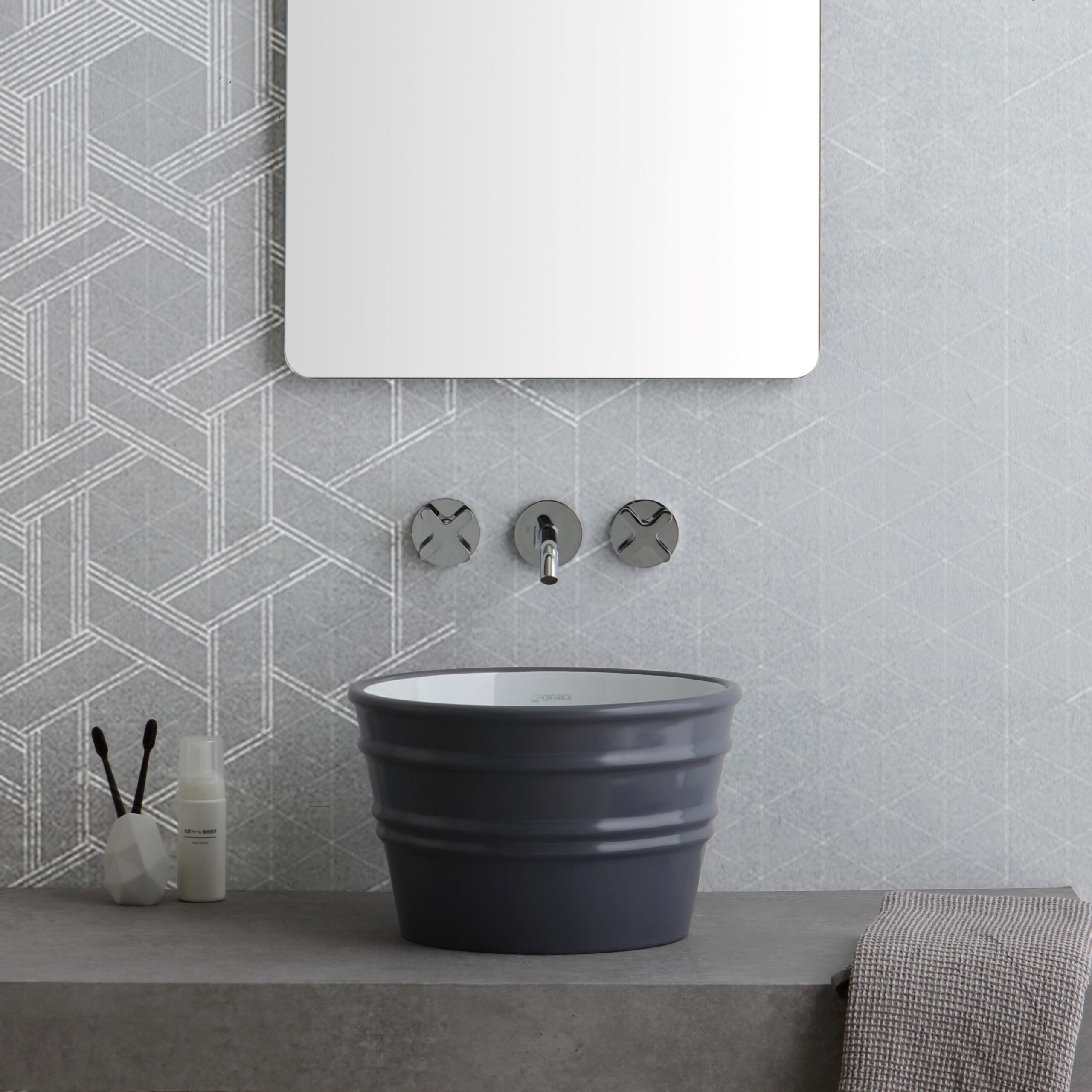 Round countertop or wall-hung ceramic washbasin by Horganica